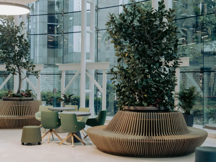 une pièce avec une table, des chaises et des plantes en pot