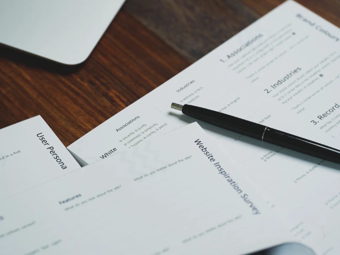 des documents contractuels éparpillés sur une table