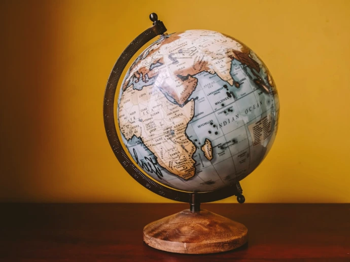 un globe au style vintage sur fond jaune