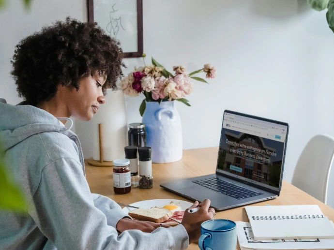 Entrepreneur en télétravail préparant les formalités administratives de création d’entreprise avec un business center Brabant-Wallon pour la domiciliation entreprise en Flandre et le siège social Belgique (mettre son siège social en Flandres, création société formalités).