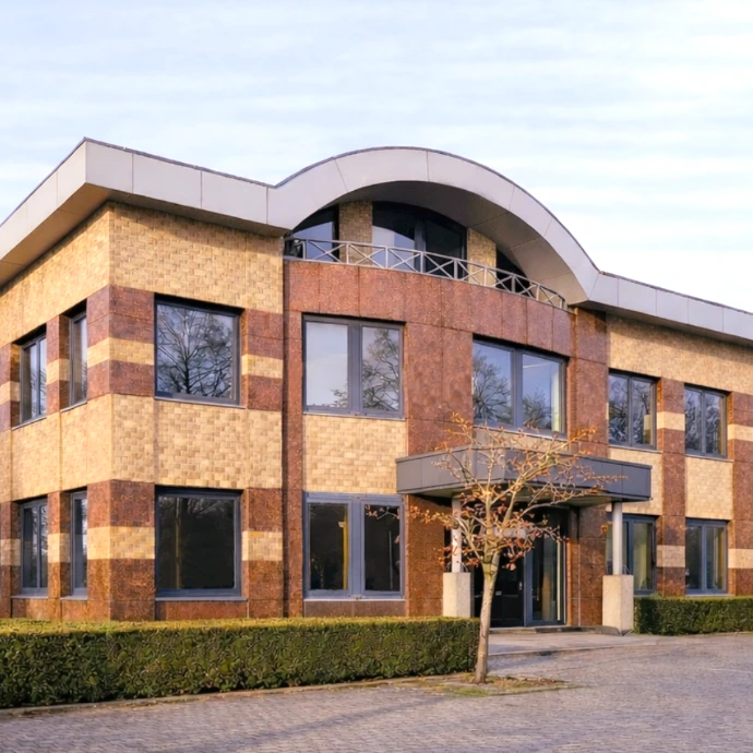 Bâtiment professionnel moderne situé à Zaventem en Flandre, représentant une adresse idéale pour établir un siège social et domicilier une entreprise dans un environnement stratégique proche de Bruxelles.