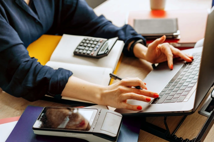 Gestion administrative d’une entreprise sur ordinateur, illustrant la domiciliation d’entreprise en Belgique et l’utilisation d’un siège social professionnel en Flandre.