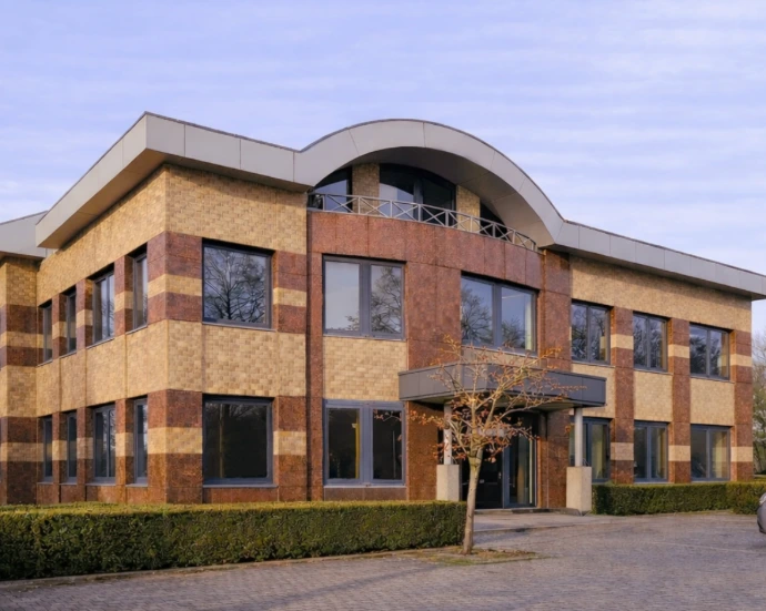 Bâtiment professionnel moderne situé à Zaventem en Flandre, représentant une adresse idéale pour établir un siège social et domicilier une entreprise dans un environnement stratégique proche de Bruxelles.