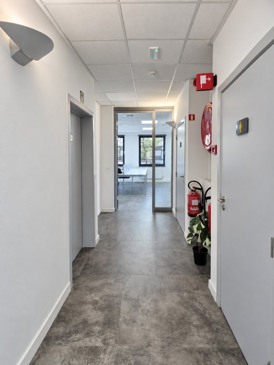 Couloir d'accès aux bureaux et au coworking du centre d'affaires Unita Business Zaventem, Romboutsstraat 7
