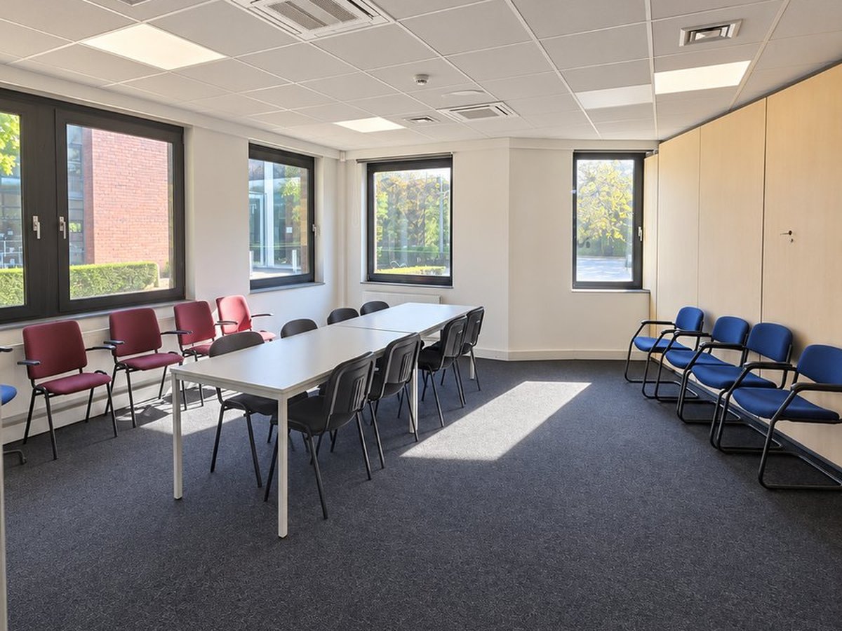 Grande salle de réunion d'Unita Business Zaventem, louée à l'heure, où l'organe d'administration d'une ASBL domiciliée peut se réunir