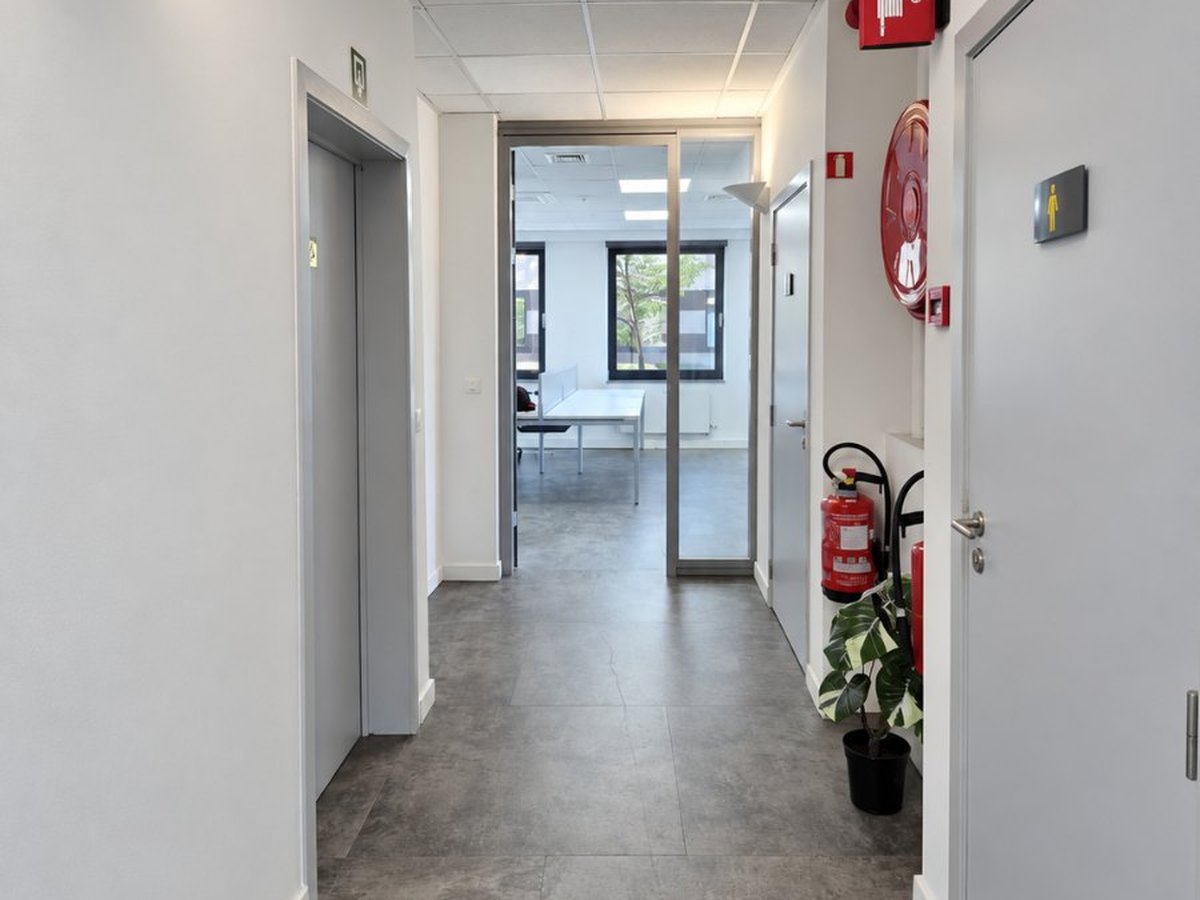 Couloir d'accès aux bureaux du centre d'affaires Unita Business Zaventem, Romboutsstraat 7, prestataire de domiciliation enregistré au SPF Économie